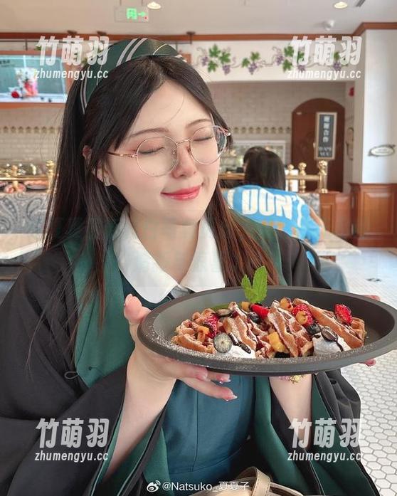 你夏夏最新纯白写真更新，带给你无尽的清新与惊喜.txt