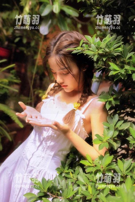 微密圈 - 福利满满！俏妞t红色渔网袜写真，性感与时尚的完美结合！.txt