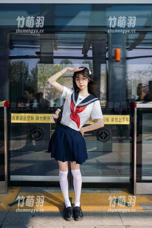 克拉女神 - 轻松下载宋智珍制服套图，把她的优雅风格带回家，完美收藏！.txt
