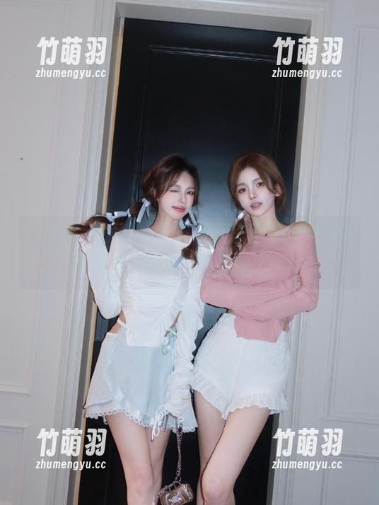 克拉女神 - 忆之短裙最新写真作品，展现时尚与甜美的完美结合！.txt