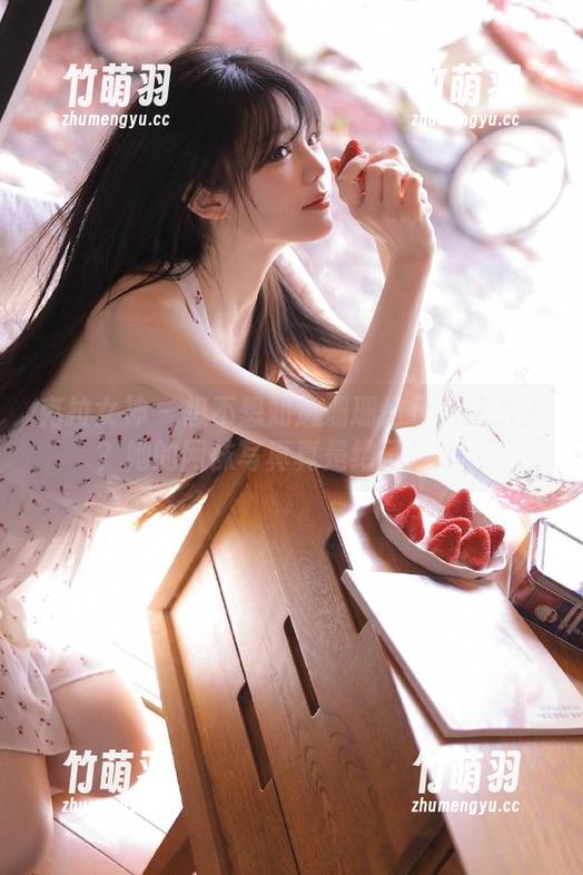 克拉女神 - 想不想知道珊珊为什么这么火？她的网袜写真真是绝了！.txt