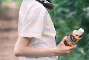 克拉女神 – 芊芊奶牛的影像故事：美丽原图与生动图片勾勒她的青春.txt