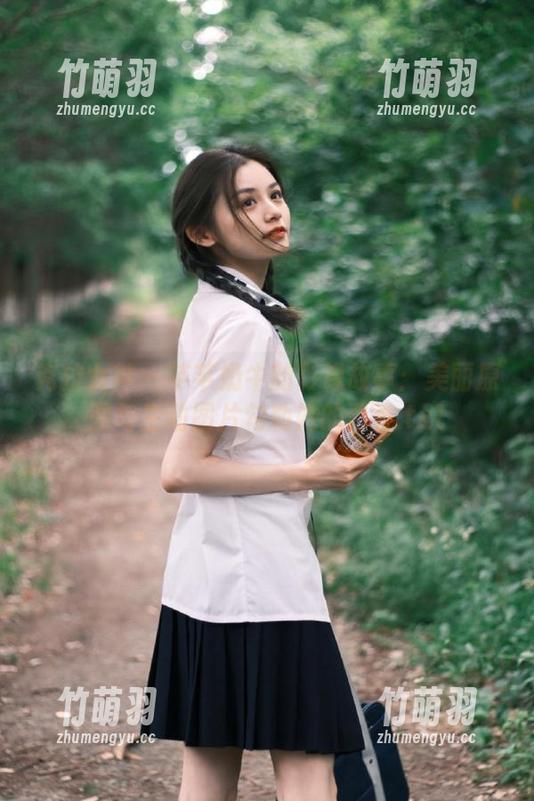 克拉女神 - 芊芊奶牛的影像故事：美丽原图与生动图片勾勒她的青春.txt