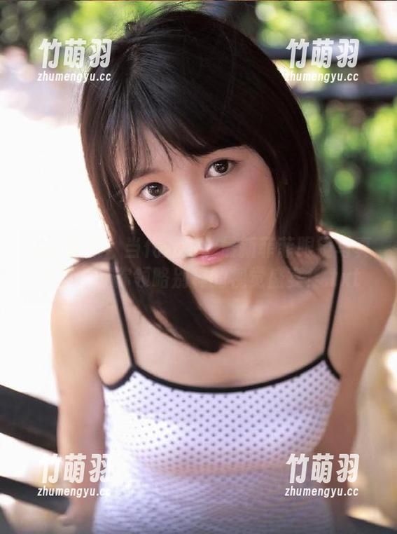克拉女神 - 当代魅力：最新菲菲眼镜写真原图，让你领略别样的视觉盛宴！.txt