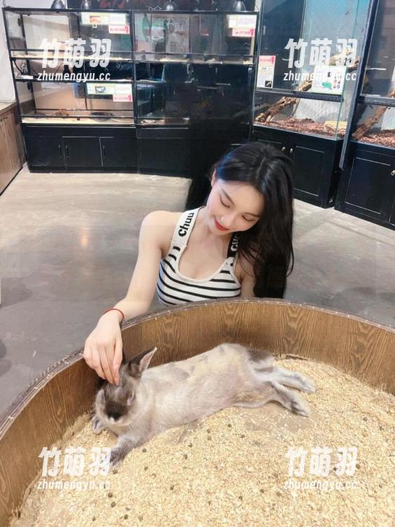 走进凉凉子rioko的艺术视界，领略《天狼星》写真作品的美学与情感表达.txt
