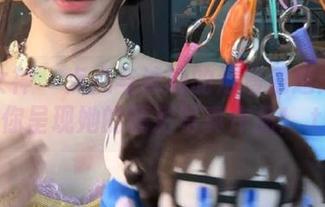 初夏女神 – 点点与泳池的浪漫邂逅：网盘为你呈现她的精彩写真作品！.txt