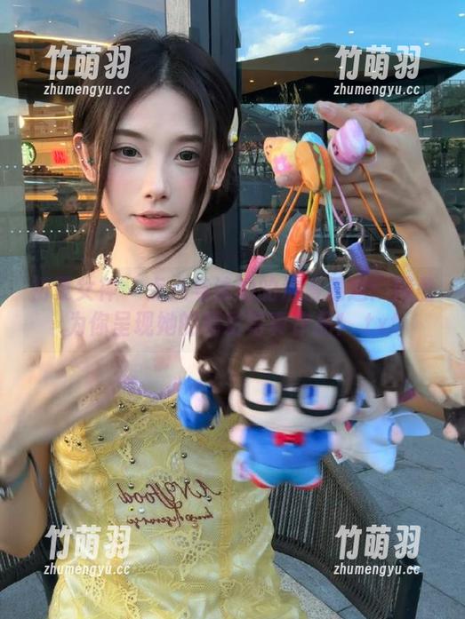 初夏女神 - 点点与泳池的浪漫邂逅：网盘为你呈现她的精彩写真作品！.txt