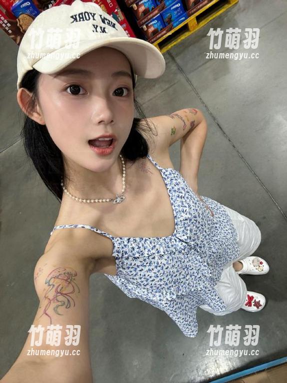 微密圈 - 可馨juicy带来的眼镜图集：将时尚与可爱完美融合的写真作品，一定会让你爱上！.txt