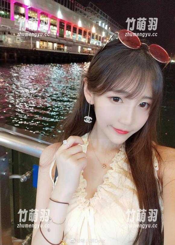 金发芭比启示录：啾小妍Deer的精选美图带你进入梦幻世界！.txt