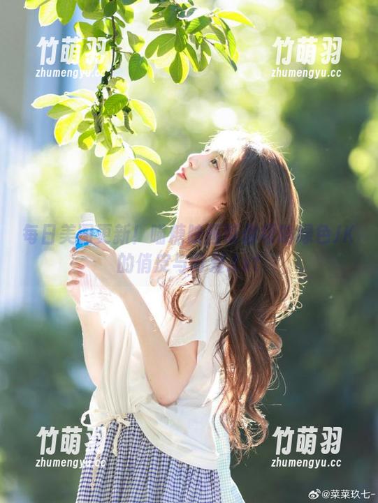 每日美图更新！喵糖映画带你领略绿色JK的俏皮与可爱.txt