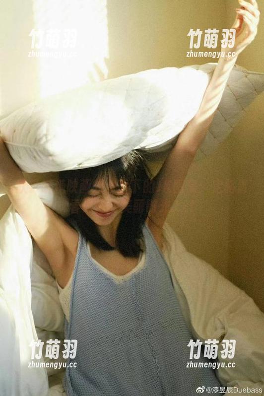 欣赏喵糖映画的黄昏下的JK图集：定格青春记忆的美丽时光.txt