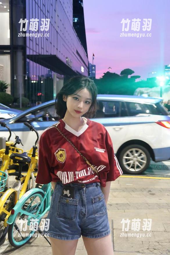 嗲囡囡 - SiByl李思宁银发芭比写真分享：从心出发，记录独特的风韵.txt
