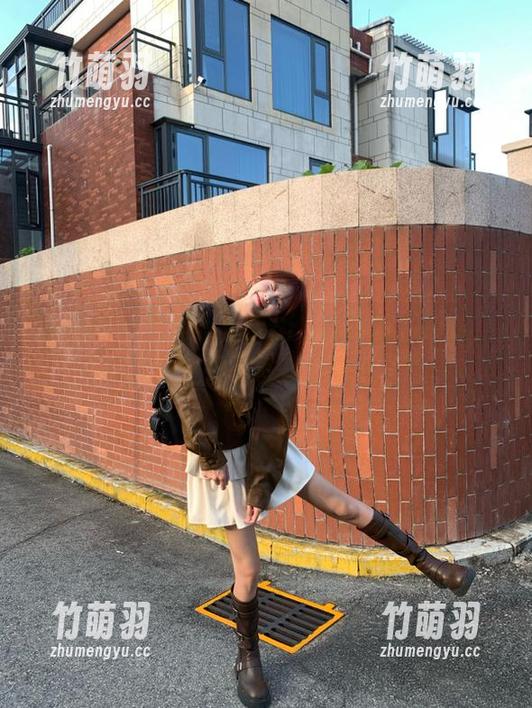 嗲囡囡 - 时尚不止于SiByl李思宁短裤，下载图包发现更多精彩瞬间！.txt