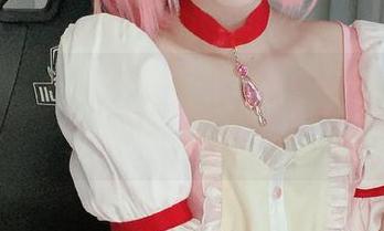 精致蕾丝与大大卷卷小卷的最新写真，奠定时尚新高度.txt