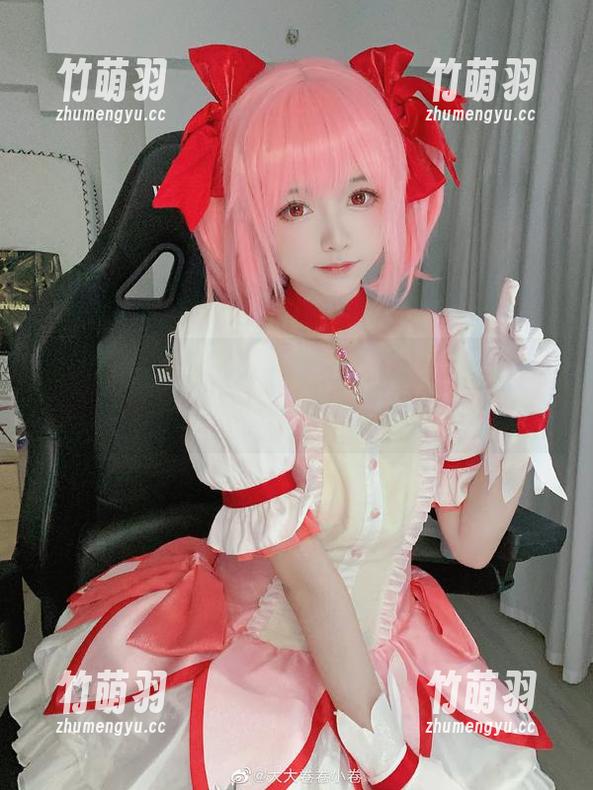 精致蕾丝与大大卷卷小卷的最新写真，奠定时尚新高度.txt