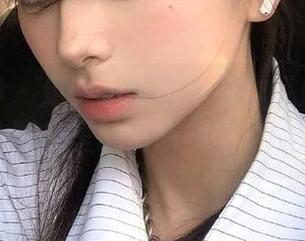 头条女神 – 走进小热巴泳衣作品的视觉盛宴，图库里的清新典雅之旅.txt