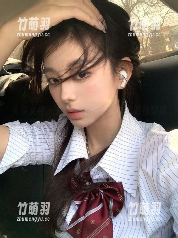头条女神 - 走进小热巴泳衣作品的视觉盛宴，图库里的清新典雅之旅.txt