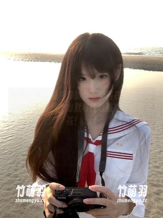 头条女神 - 看尹菲的女友如何在无圣光写真中展现自我，幽默与性感碰撞出惊艳火花！.txt