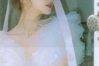 头条女神 – 最新梦心玥泳衣写真，以优雅姿态展现夏季的无限魅力.txt