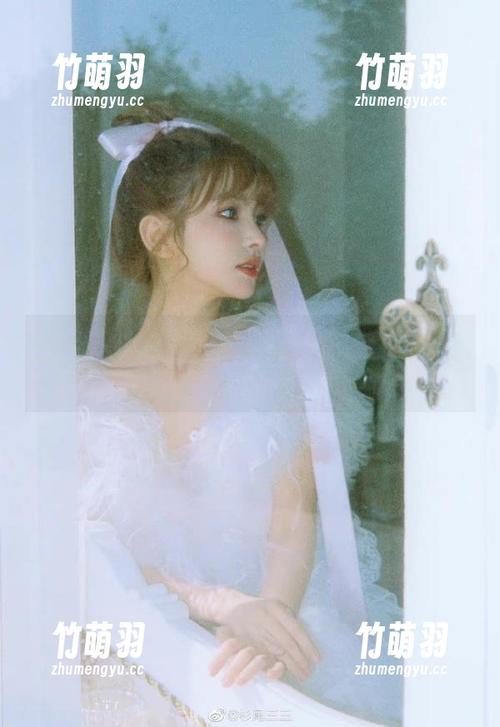头条女神 - 最新梦心玥泳衣写真，以优雅姿态展现夏季的无限魅力.txt