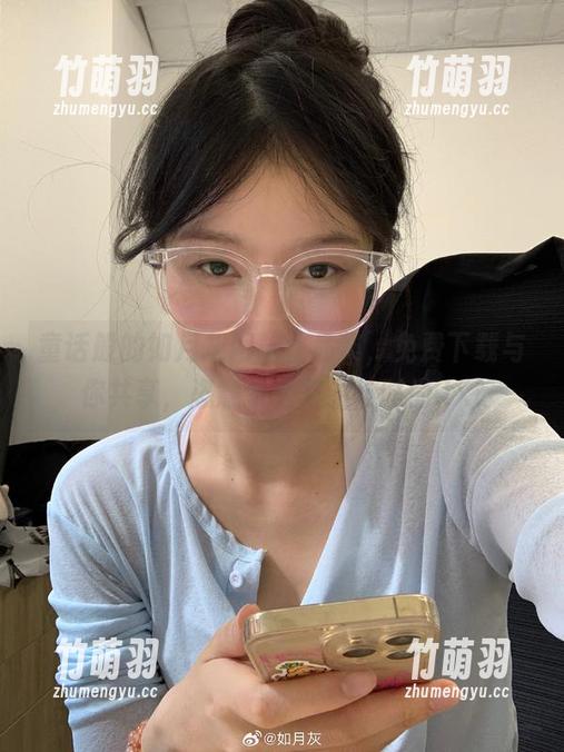 童话般的如月灰网袜作品集，免费下载与你共享，恣意享受美丽与时尚.txt