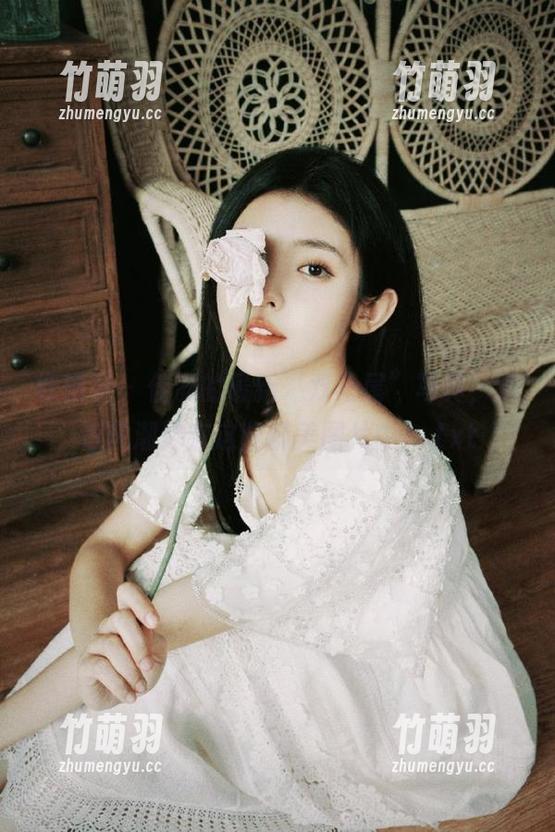 妖精社 - 佳凝的最新“双马尾”写真，流行风潮尽在这些精美图片中！.txt