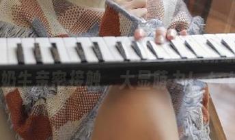 微密圈 – 可爱来袭！妮是老虎最新原图与奶牛亲密接触，大显萌力！.txt