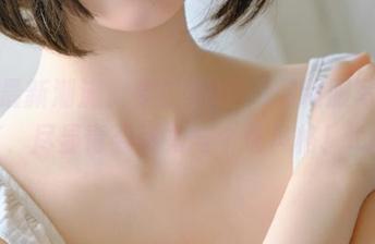 追随最新潮流，姜仁卿(강인경)制服写真分享，尽显青春活力与个性风格！.txt