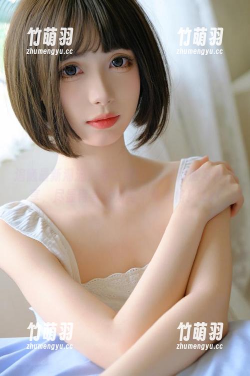 追随最新潮流，姜仁卿(강인경)制服写真分享，尽显青春活力与个性风格！.txt