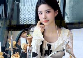 学妹加速跑 – 小七秋游写真集：高清照片呈现她与自然的亲密互动.txt