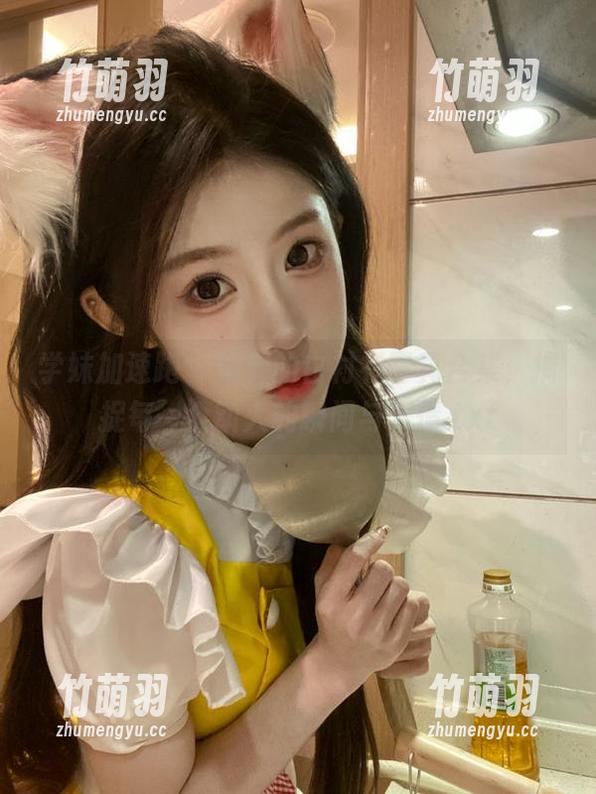 学妹加速跑 - 笑笑的白衬衫写真合集，捕捉每一个动人的瞬间与表情.txt