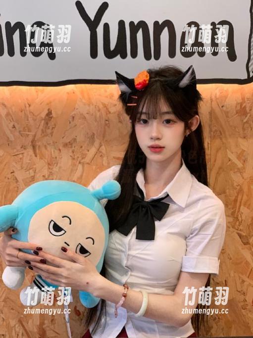 微密圈 - 欣赏小u优优子甜美粉色吊带裙，精彩写真资源合集一览.txt