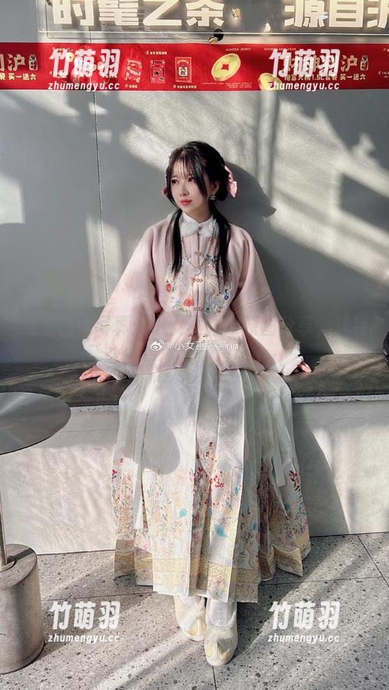 绝美黑色写真：小女巫露娜原图分享，独特壁纸点亮你的屏幕.txt