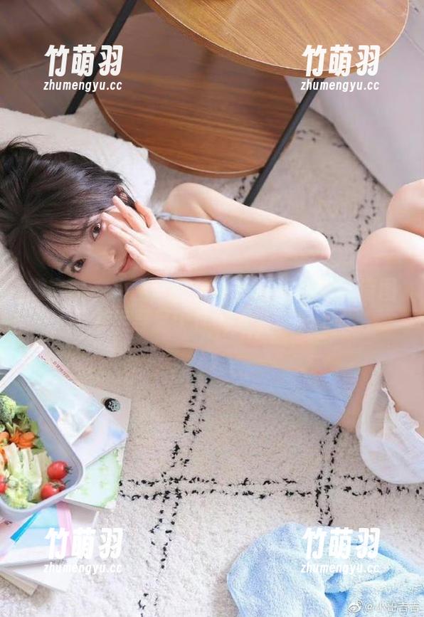 微密圈 - 小玉吃果冻毛衣写真：在高清图库中找寻属于你的温暖时刻.txt