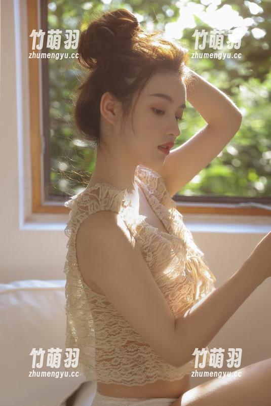 尤果网 - 心儿全新少女套图，展现她如何在镜头下自嘲又自信！.txt