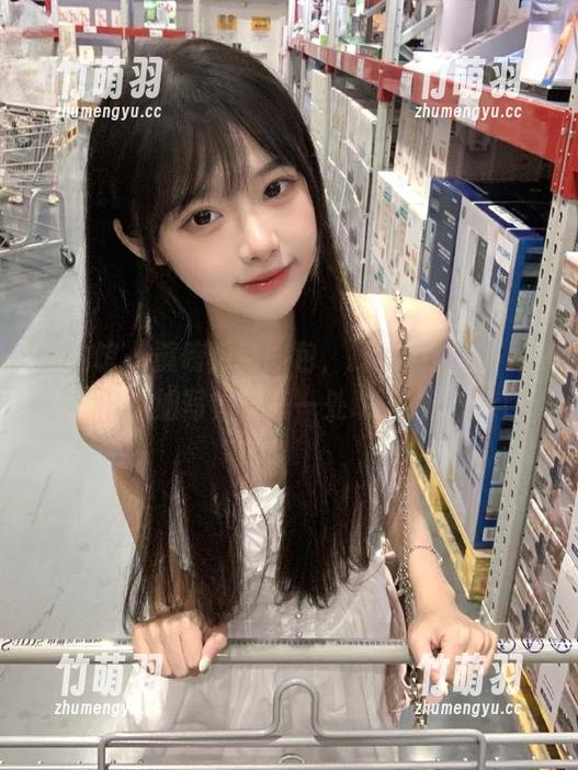 尤物馆 - 重磅更新图包，探索孟狐狸FoxYini空姐写真中每一处动人细节.txt