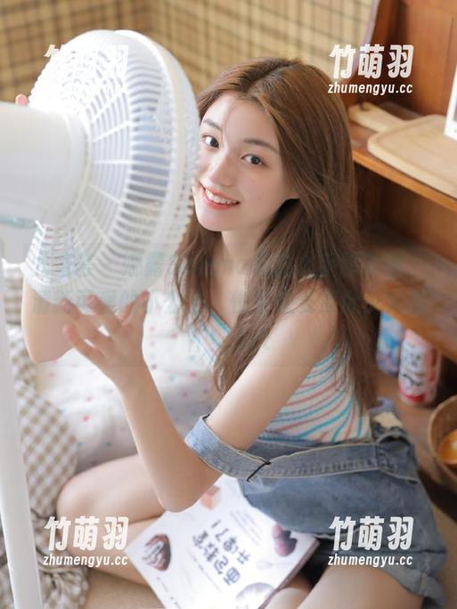 尤蜜荟 - 娜露Selena私拍水手服套图，清新可爱的小公主，快来感受那份少女情怀！.txt