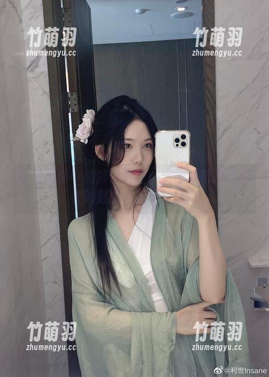 高清图册中的抖娘利世：定制长靴展现女性的魅力与力量！.txt