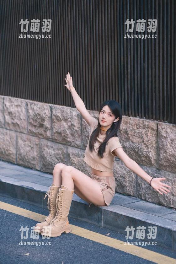 推女神 - 学姐绮里嘉ula定制图集：记录青春岁月里的每一个动人瞬间.txt