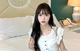微密圈 – 私拍图包：提袜少女与双人的甜美瞬间尽在这里.txt