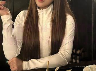 星野咪兔牛仔裤风格写真，高清壁纸记录下她的每一个动人瞬间！.txt