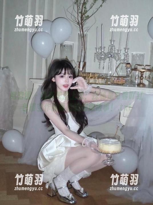 微密圈 - 最新美图上线：探秘是可馨吖红色镂空作品背后的创意故事！.txt