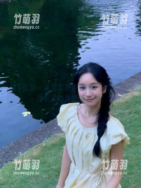 月下摄影-秀秀 月下摄影 - 私房写真中的秀秀与女友:一场视觉的爱情之旅.txt