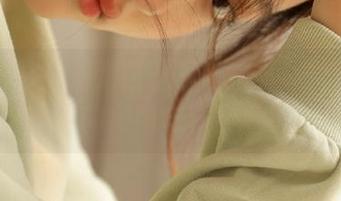 月下摄影 – 探索茜茜的镂空写真，无圣光下的美丽与真实.txt