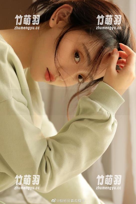 月下摄影 - 探索茜茜的镂空写真，无圣光下的美丽与真实.txt