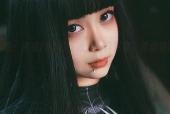 水与光的舞动：末夜787最新泳池写真更新，带你领略夏日风情！.txt