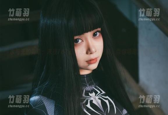 末夜787 水与光的舞动:末夜787最新泳池写真更新,带你领略夏日风情!.txt