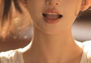果团网 – 周晓唯红裙高清图集：捕捉青春与韵味的绝美瞬间.txt