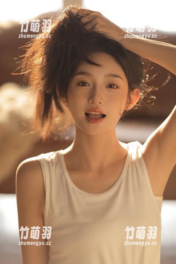 果团网 - 周晓唯红裙高清图集：捕捉青春与韵味的绝美瞬间.txt