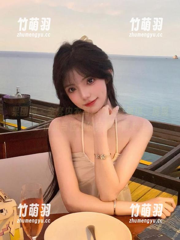 果团网 - 全套内衣写真中的莫雅琪，展现了优雅与性感的完美平衡.txt